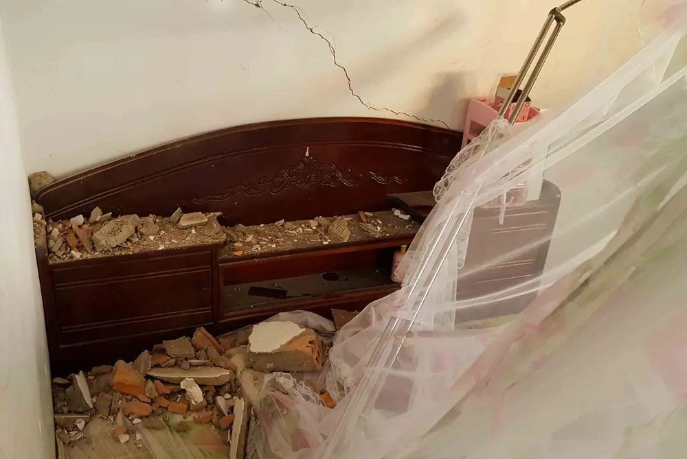 Sạt lở đất ở Đà Lạt gây sập tường nhà, cả gia đình thoát nạn ảnh 3