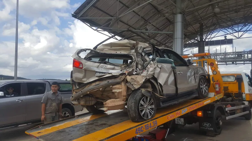 Dừng xe mua vé qua trạm BOT, xe ô tô con bị xe khách ủi bay từ phía sau ảnh 3