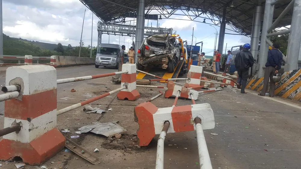 Dừng xe mua vé qua trạm BOT, xe ô tô con bị xe khách ủi bay từ phía sau ảnh 1