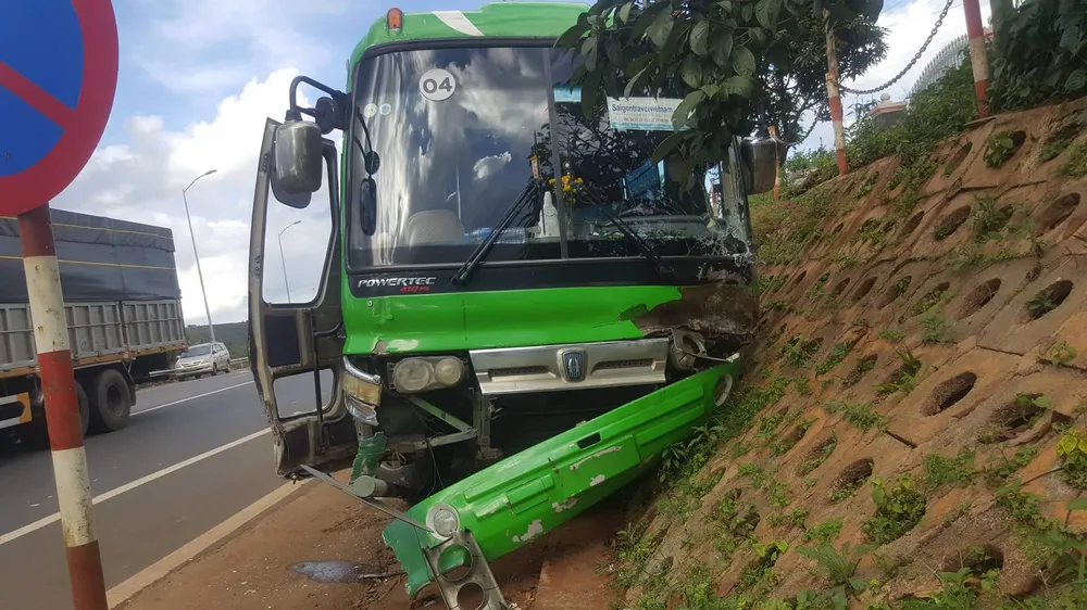 Dừng xe mua vé qua trạm BOT, xe ô tô con bị xe khách ủi bay từ phía sau ảnh 2