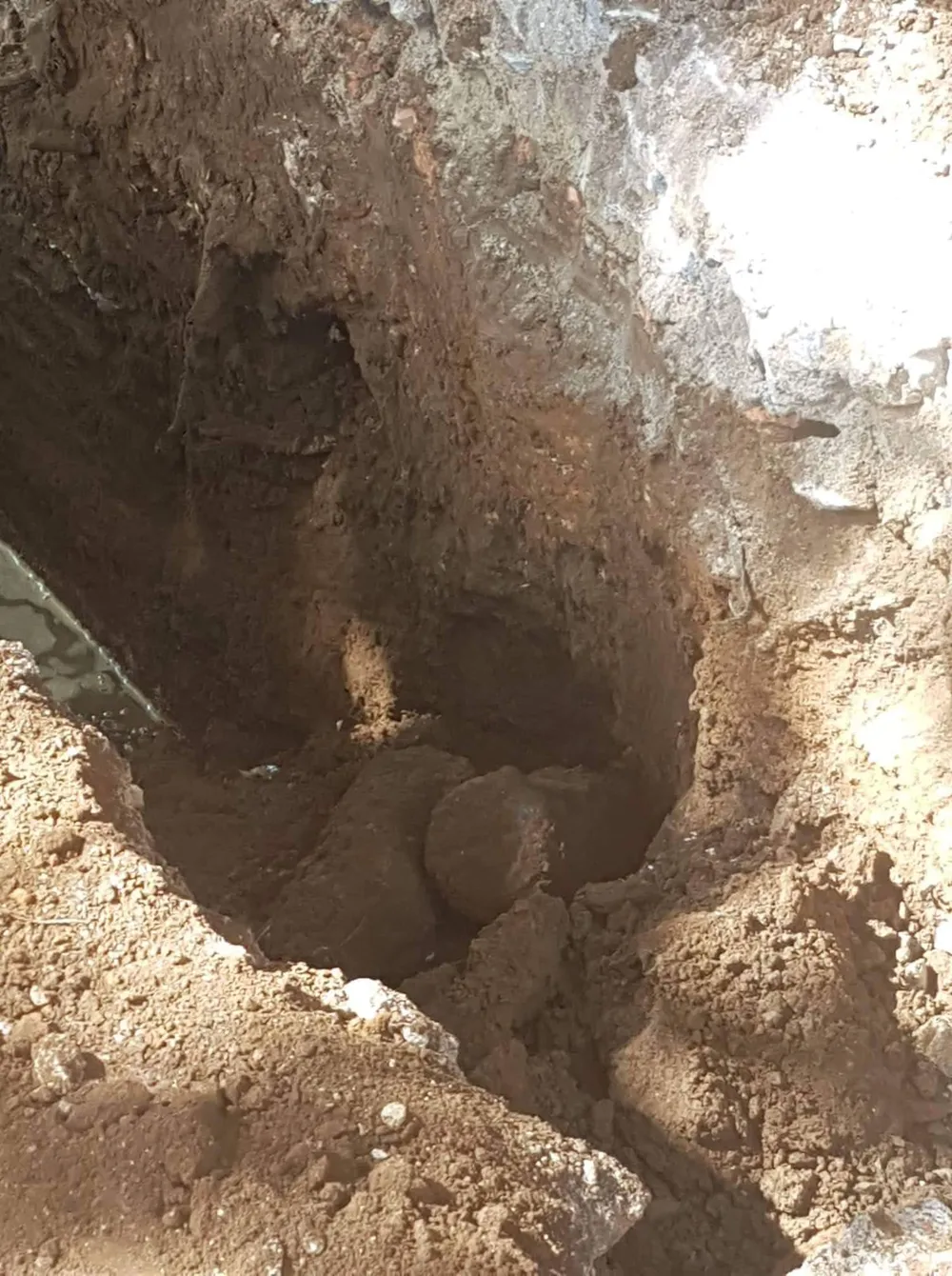 Đào móng công trình, phát hiện kho đạn pháo  ảnh 2