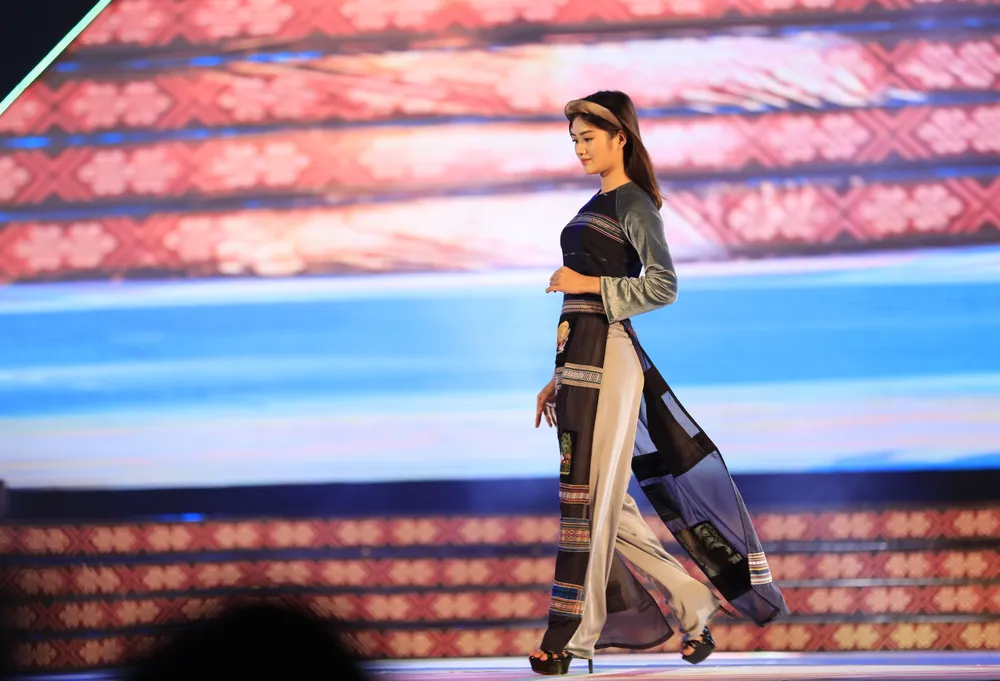 Tôn vinh thổ cẩm trong đêm khai mạc Lễ hội Văn hoá thổ cẩm Việt Nam lần thứ I ảnh 9