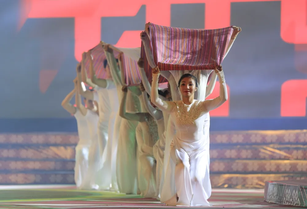 Tôn vinh thổ cẩm trong đêm khai mạc Lễ hội Văn hoá thổ cẩm Việt Nam lần thứ I ảnh 10