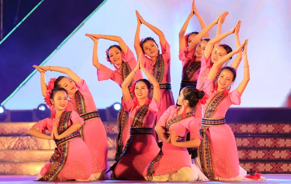 Tôn vinh thổ cẩm trong đêm khai mạc Lễ hội Văn hoá thổ cẩm Việt Nam lần thứ I ảnh 11