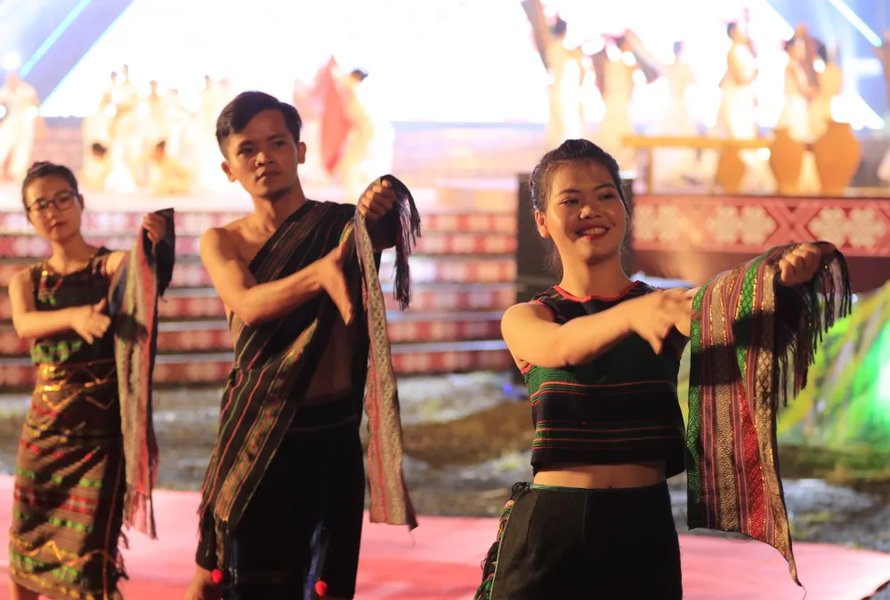 Tôn vinh thổ cẩm trong đêm khai mạc Lễ hội Văn hoá thổ cẩm Việt Nam lần thứ I ảnh 3