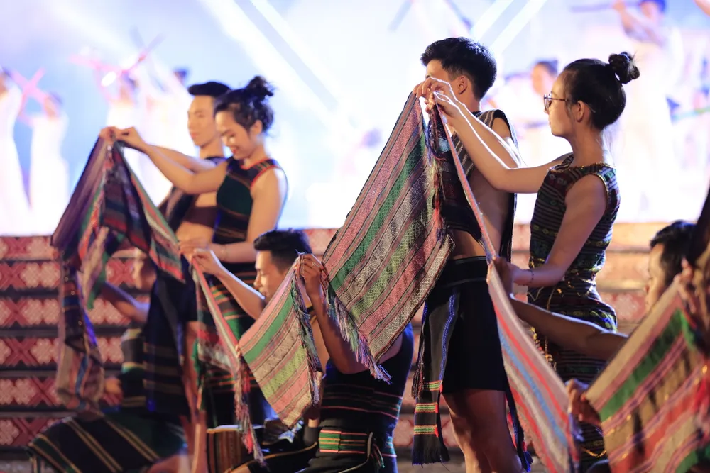 Tôn vinh thổ cẩm trong đêm khai mạc Lễ hội Văn hoá thổ cẩm Việt Nam lần thứ I ảnh 4