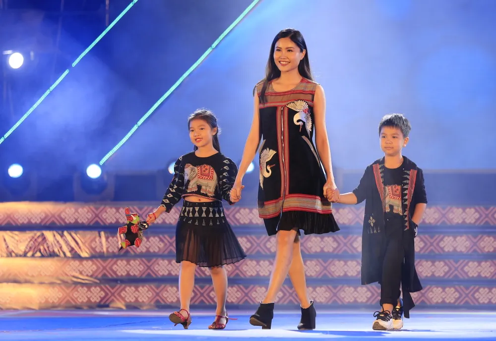 Tôn vinh thổ cẩm trong đêm khai mạc Lễ hội Văn hoá thổ cẩm Việt Nam lần thứ I ảnh 7