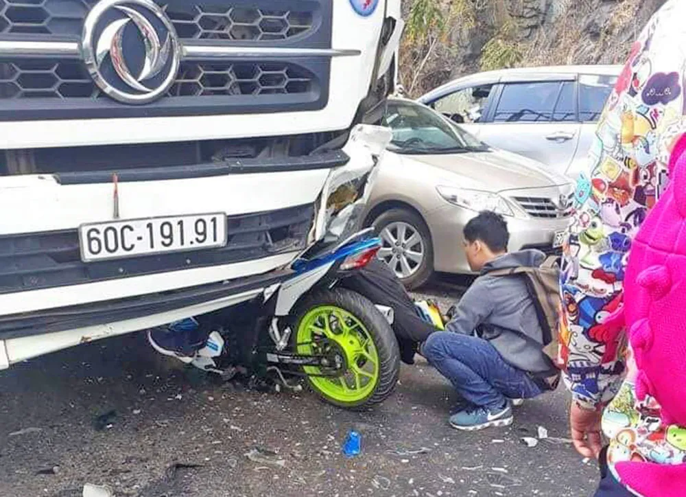 Phượt thủ đi xe máy đâm trực diện ô tô đi theo chiều ngược lại ảnh 1