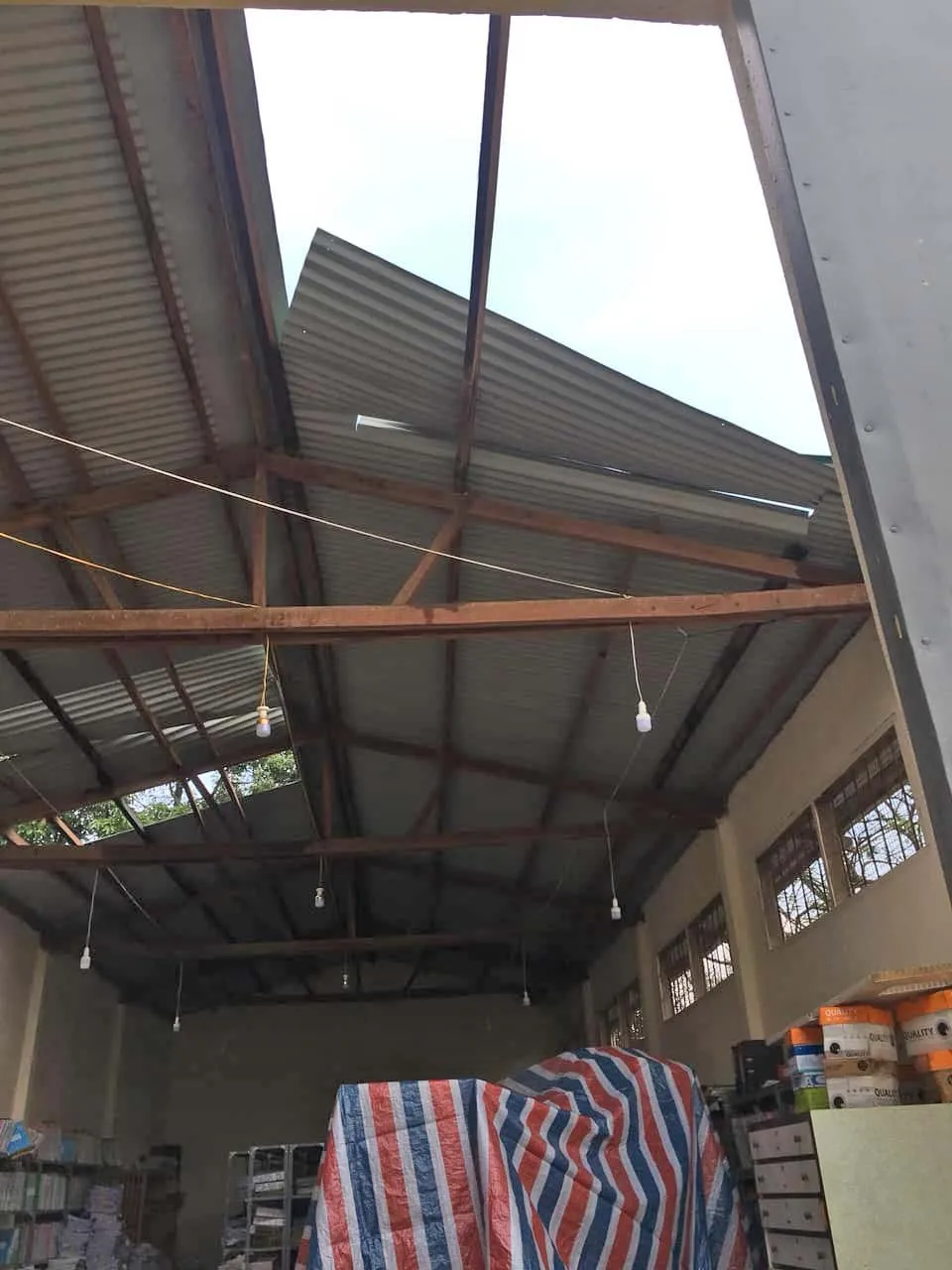 Lốc xoáy tốc mái cơ quan, hàng chục cán bộ khối văn phòng tháo chạy  ảnh 2