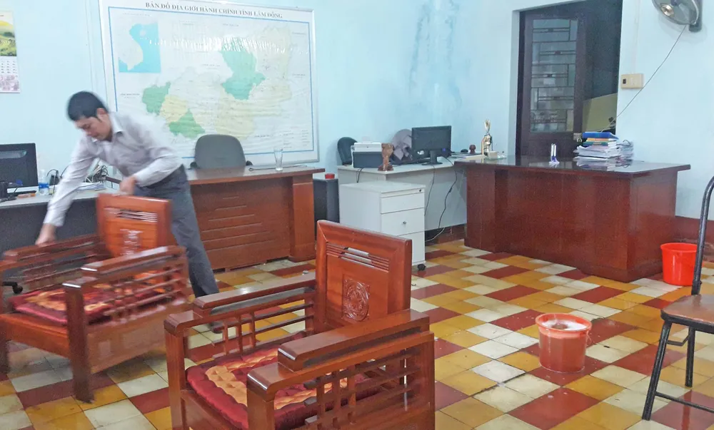 Lốc xoáy tốc mái cơ quan, hàng chục cán bộ khối văn phòng tháo chạy  ảnh 1
