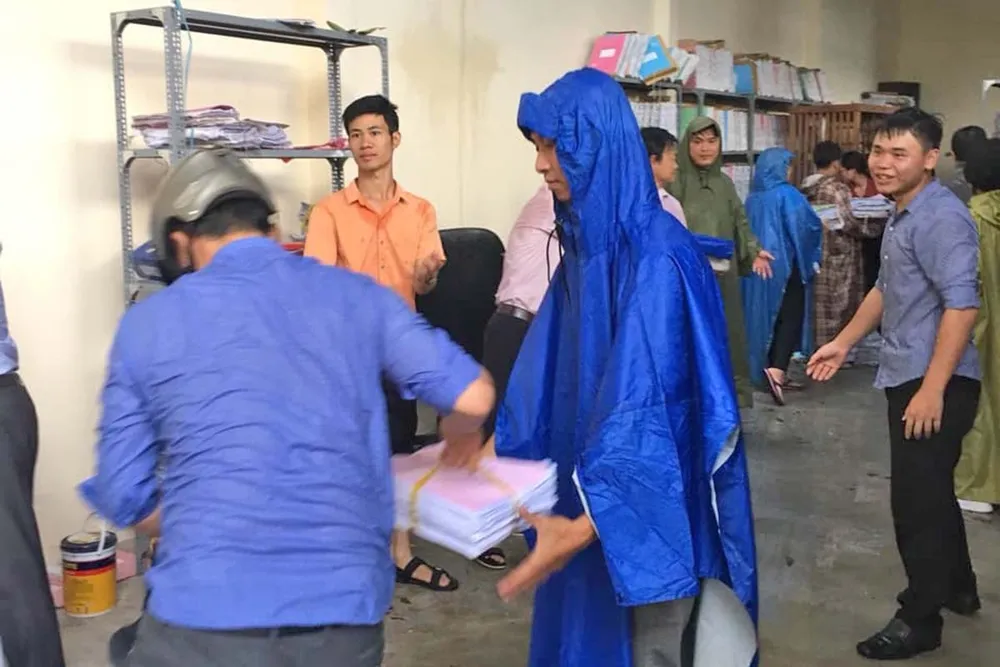 Lốc xoáy tốc mái cơ quan, hàng chục cán bộ khối văn phòng tháo chạy  ảnh 3