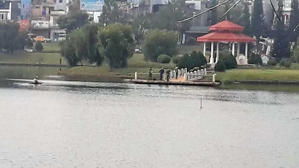 Cơ quan chức năng khám nghiệm hiện trường phát hiện thi thể thanh niên