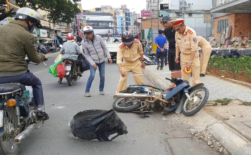 Thanh niên “ngáo đá” tông hàng loạt ô tô, xe máy trên nhiều tuyến phố ảnh 4