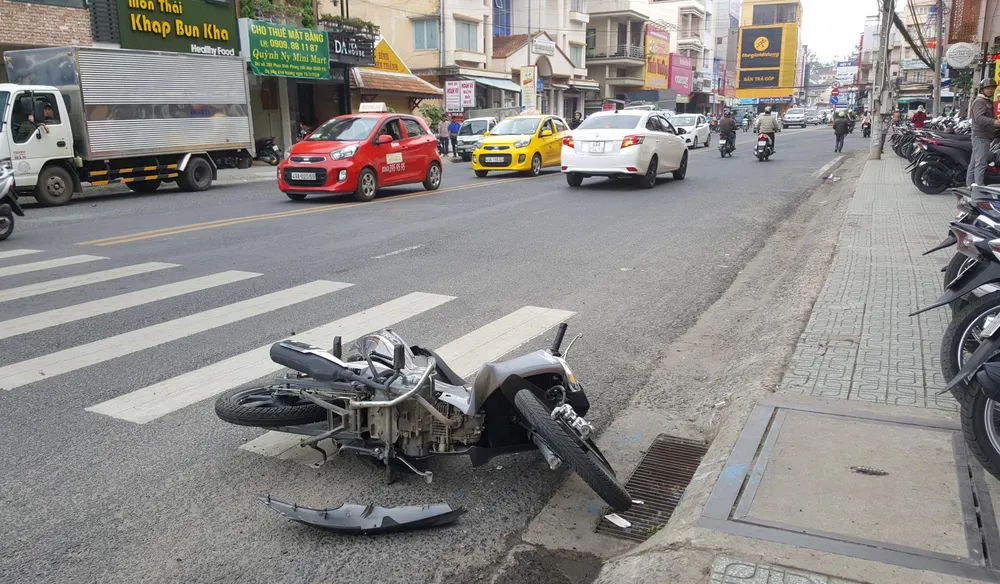 Thanh niên “ngáo đá” tông hàng loạt ô tô, xe máy trên nhiều tuyến phố ảnh 3