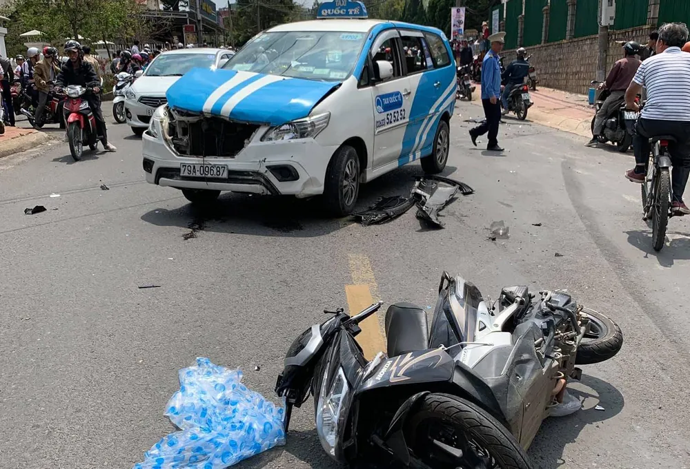 Thanh niên “ngáo đá” tông hàng loạt ô tô, xe máy trên nhiều tuyến phố ảnh 5