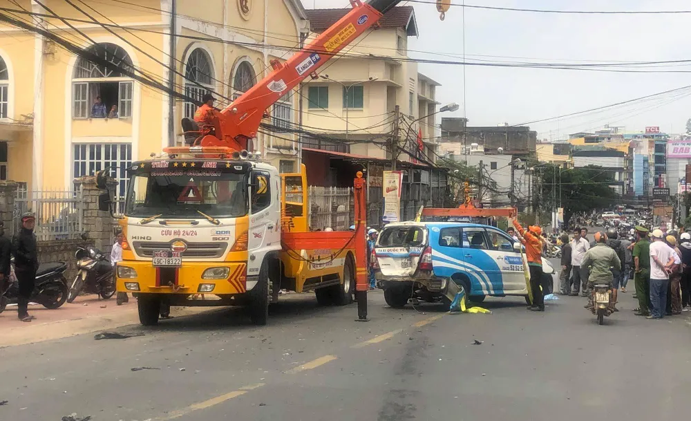 Thanh niên “ngáo đá” tông hàng loạt ô tô, xe máy trên nhiều tuyến phố ảnh 6