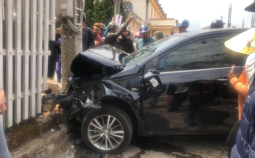 Thanh niên “ngáo đá” tông hàng loạt ô tô, xe máy trên nhiều tuyến phố ảnh 7