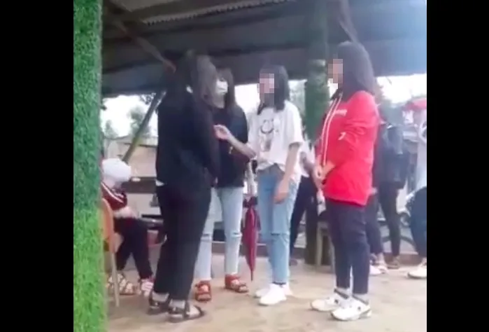 Nhóm học sinh tát liên tục vào mặt nữ sinh trước đám đông rồi quay video ảnh 1