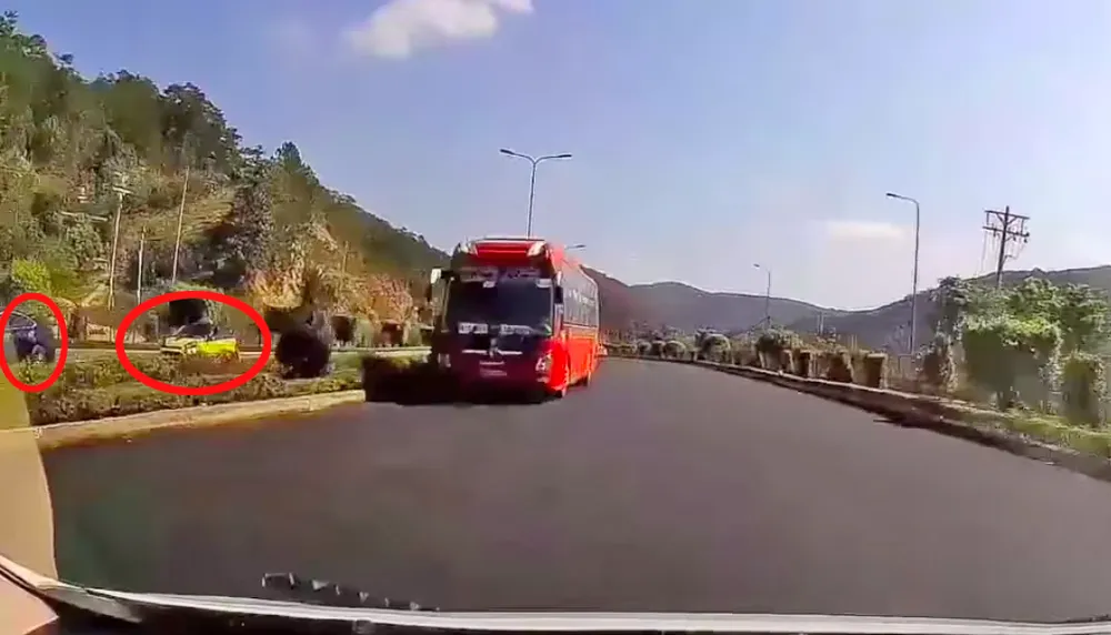 Xe khách chạy ngược chiều với tốc độ cao trên cao tốc Liên Khương - Prenn ảnh 1