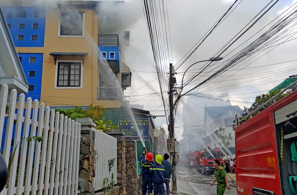 Hỏa hoạn thiêu rụi căn nhà ở trung tâm Đà Lạt ảnh 1