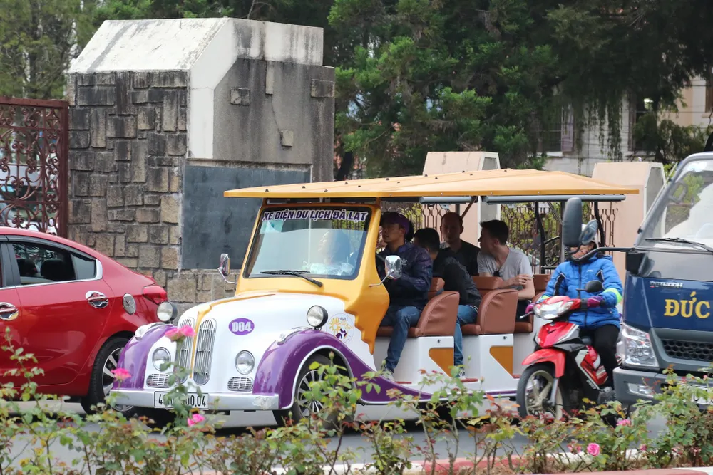 Đường phố Đà Lạt kẹt cứng phương tiện chở khách nghỉ lễ ảnh 10