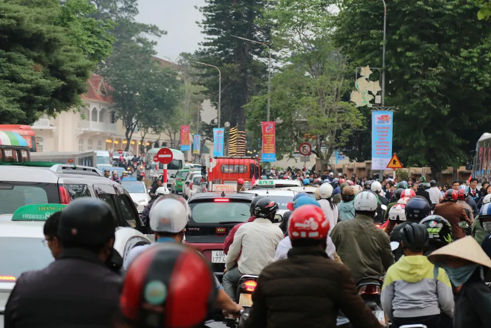 Đường phố Đà Lạt kẹt cứng phương tiện chở khách nghỉ lễ ảnh 7