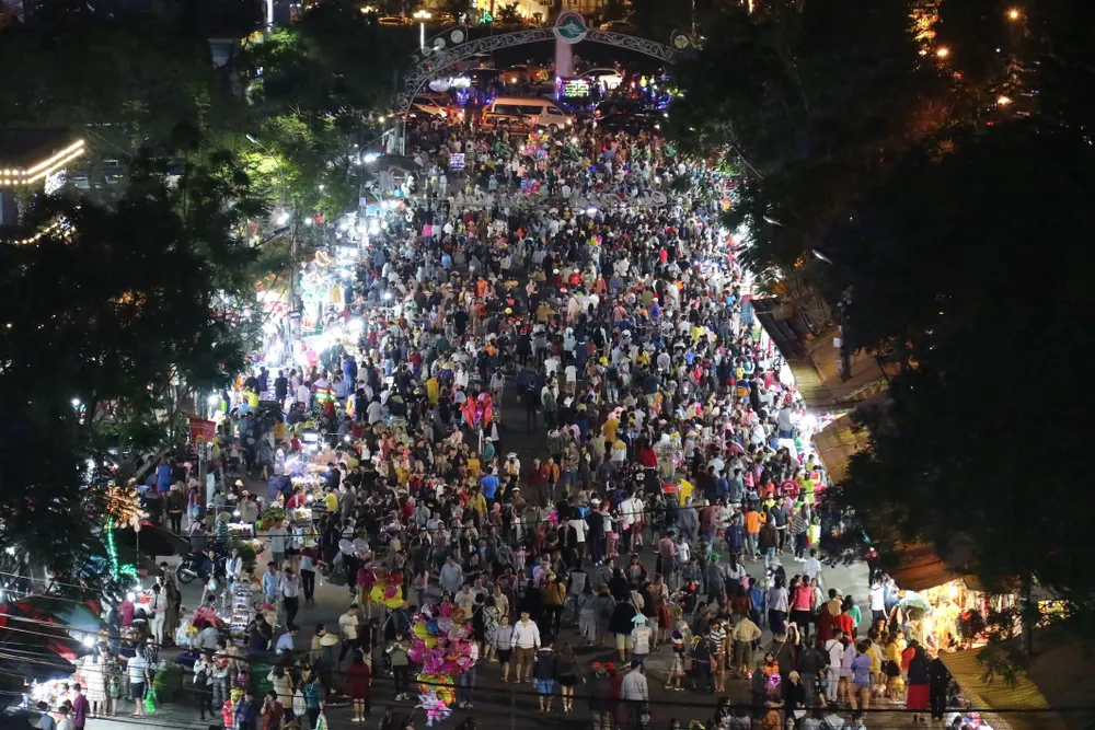 Đường phố Đà Lạt kẹt cứng phương tiện chở khách nghỉ lễ ảnh 14