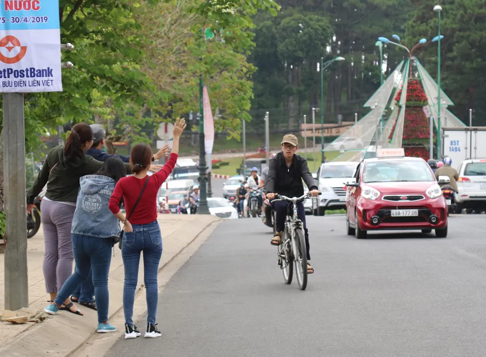 Đường phố Đà Lạt kẹt cứng phương tiện chở khách nghỉ lễ ảnh 9
