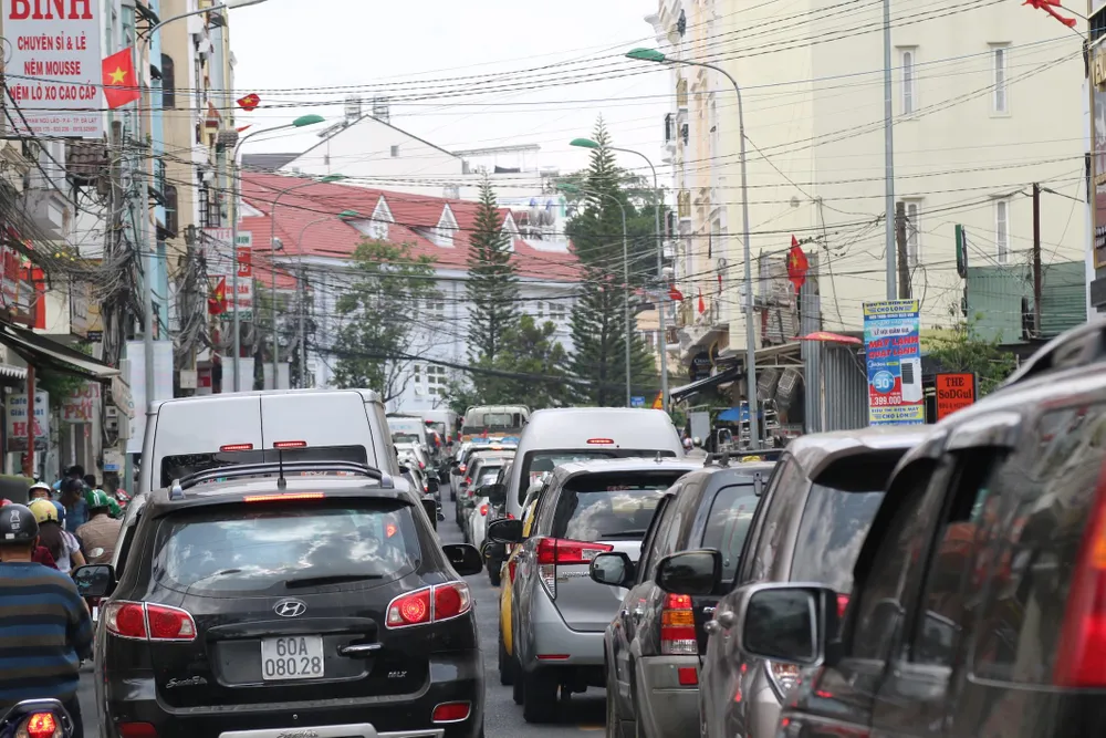 Đường phố Đà Lạt kẹt cứng phương tiện chở khách nghỉ lễ ảnh 3