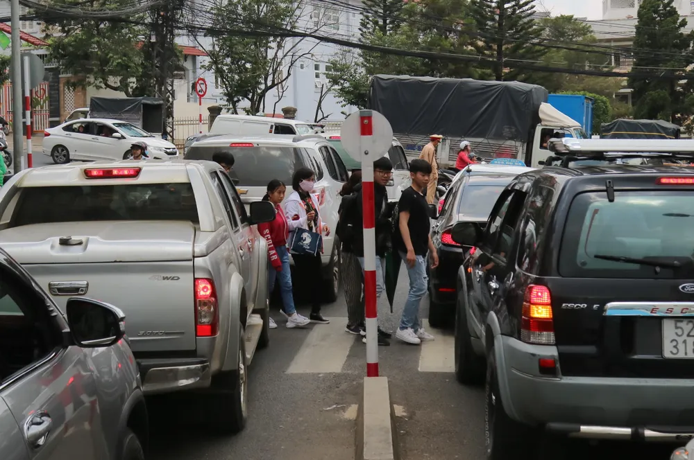 Đường phố Đà Lạt kẹt cứng phương tiện chở khách nghỉ lễ ảnh 5