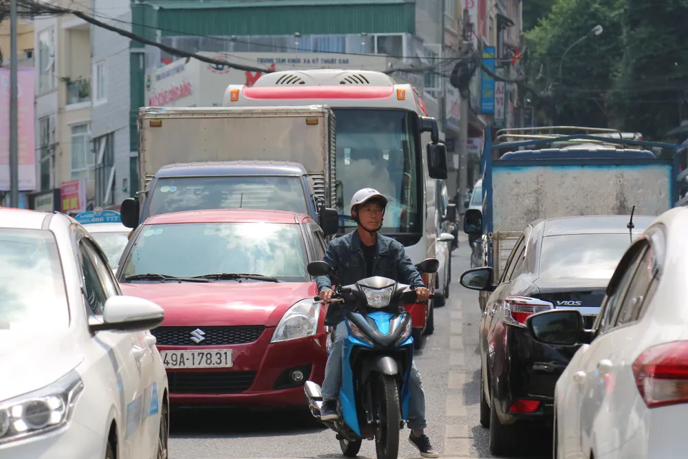 Đường phố Đà Lạt kẹt cứng phương tiện chở khách nghỉ lễ ảnh 8