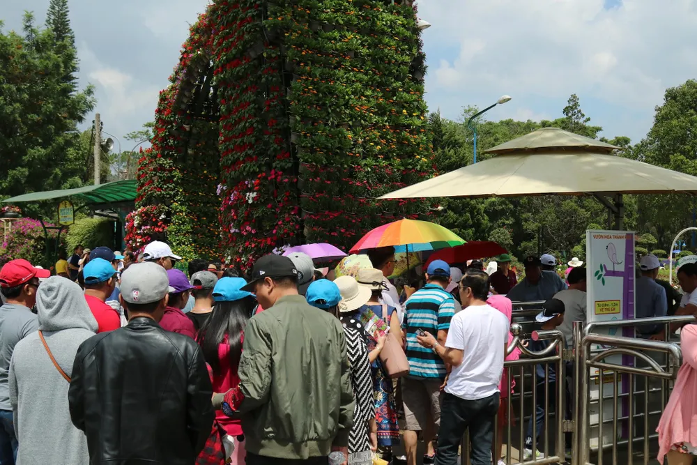 Đường phố Đà Lạt kẹt cứng phương tiện chở khách nghỉ lễ ảnh 12