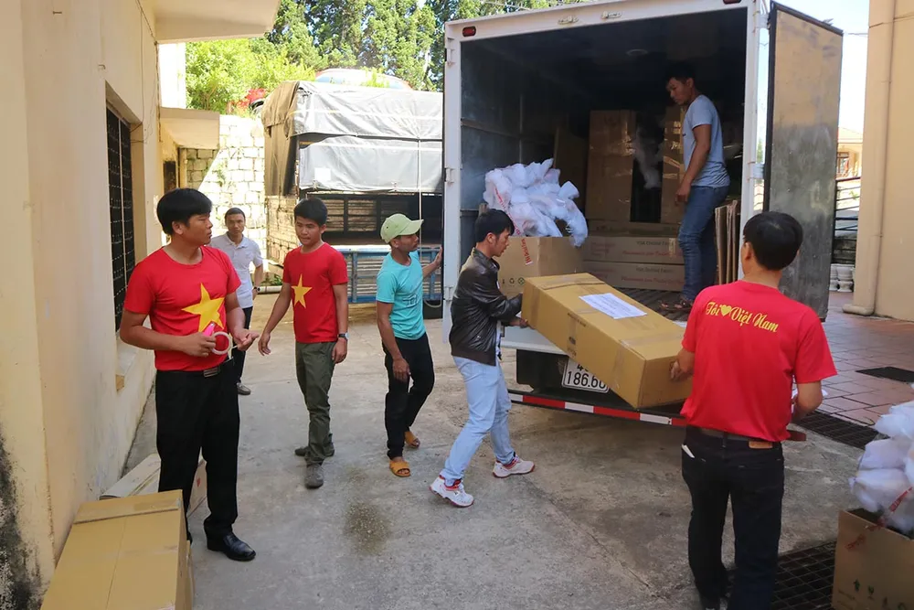 Trao tặng hoa, hạt giống cho các chiến sĩ Trường Sa ảnh 1