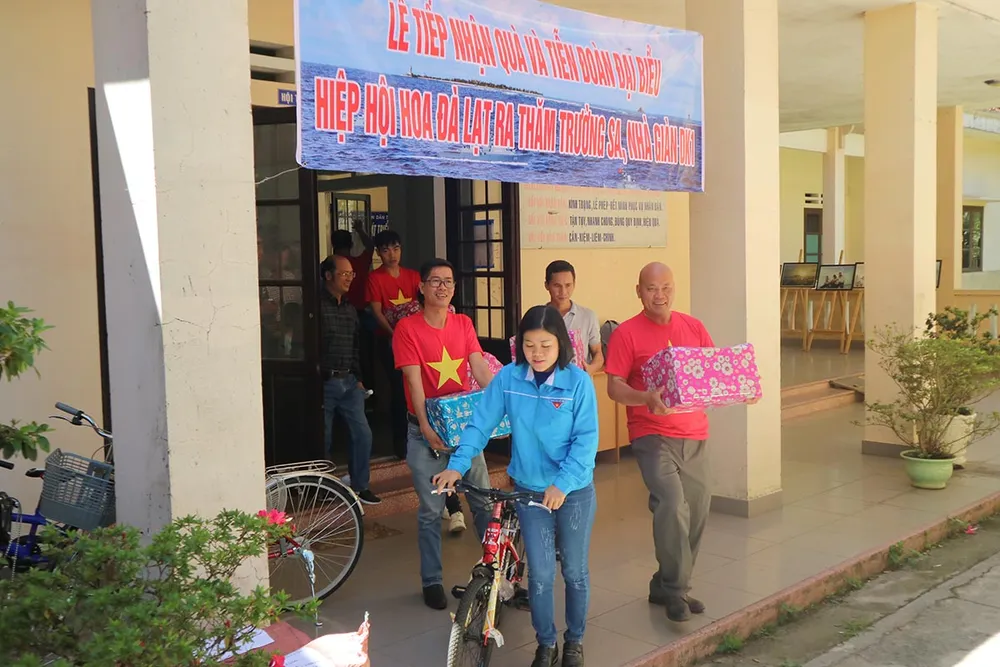 Trao tặng hoa, hạt giống cho các chiến sĩ Trường Sa ảnh 4