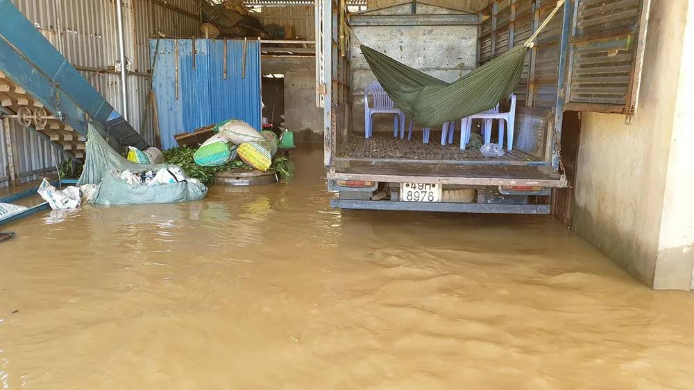 Nước lũ gây ngập nặng ở TP Bảo Lộc ảnh 2