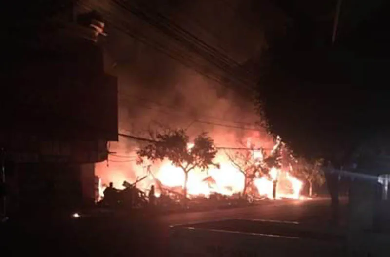 VIDEO: Hoả hoạn thiêu rụi 12 ki-ốt lúc rạng sáng ảnh 1