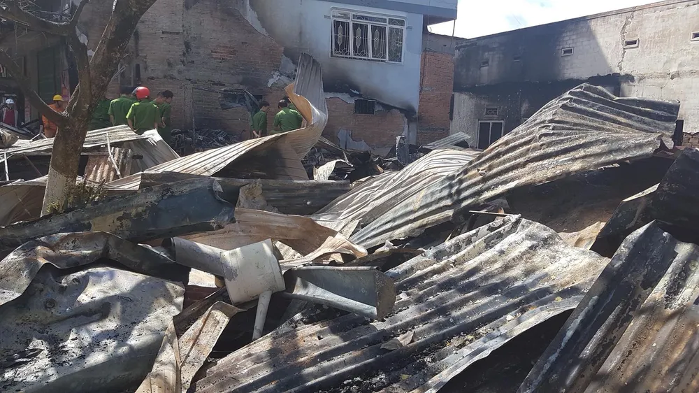 VIDEO: Hoả hoạn thiêu rụi 12 ki-ốt lúc rạng sáng ảnh 4