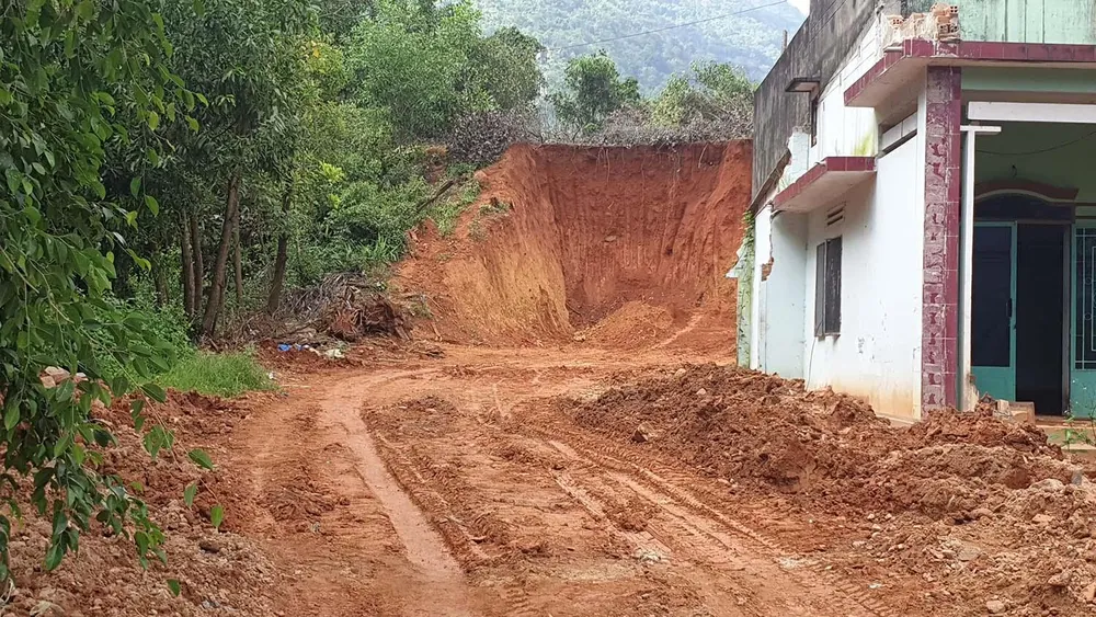 Múc trúng hầm đạn ở đèo Bảo Lộc khi đào hố di dời cột điện ảnh 3