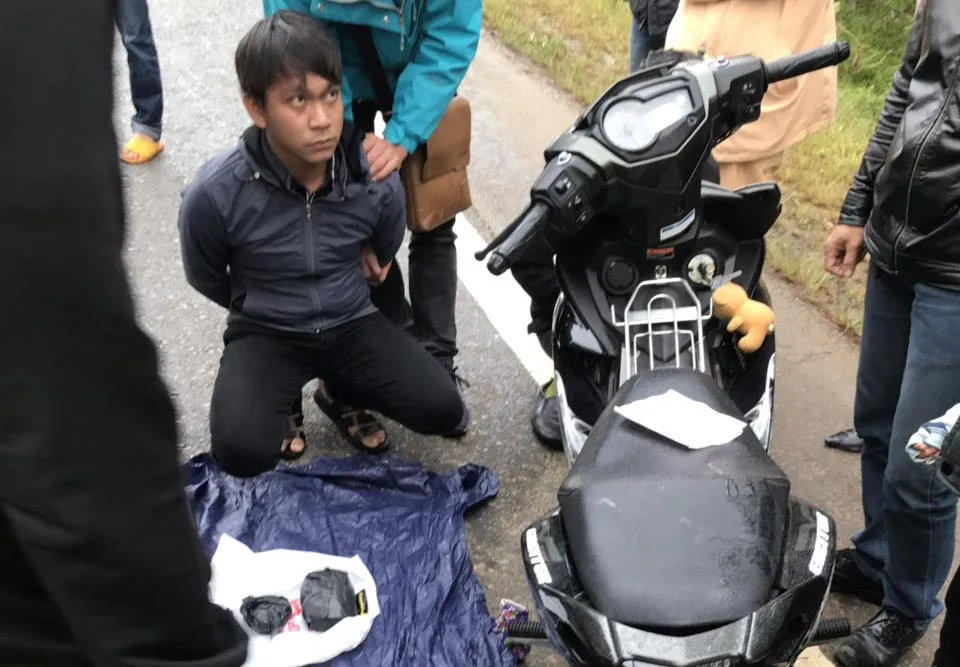 Bắt 2 vợ chồng mang súng vận chuyển ma túy đi tiêu thụ ảnh 1