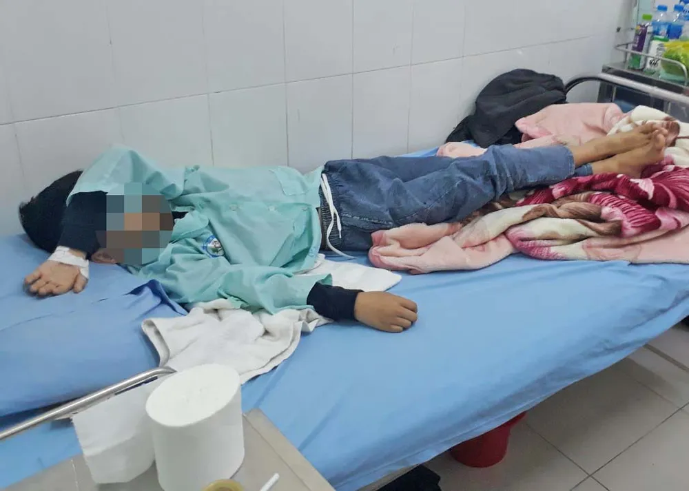 Thực hư chuyện học sinh bị “quẹt” chai nước vào đầu dẫn đến xuất huyết não ảnh 1