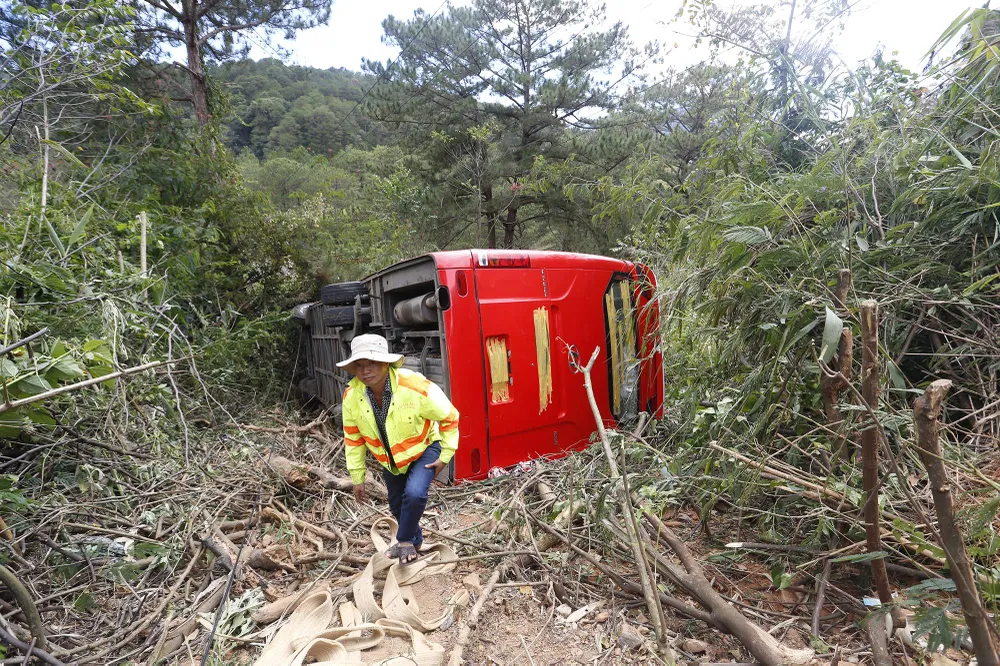 Xe giường nằm lật xuống vực ở Đà Lạt, hơn 20 du khách may mắn thoát nạn ảnh 1