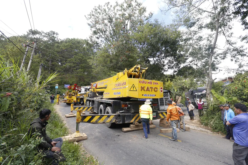 Xe giường nằm lật xuống vực ở Đà Lạt, hơn 20 du khách may mắn thoát nạn ảnh 2