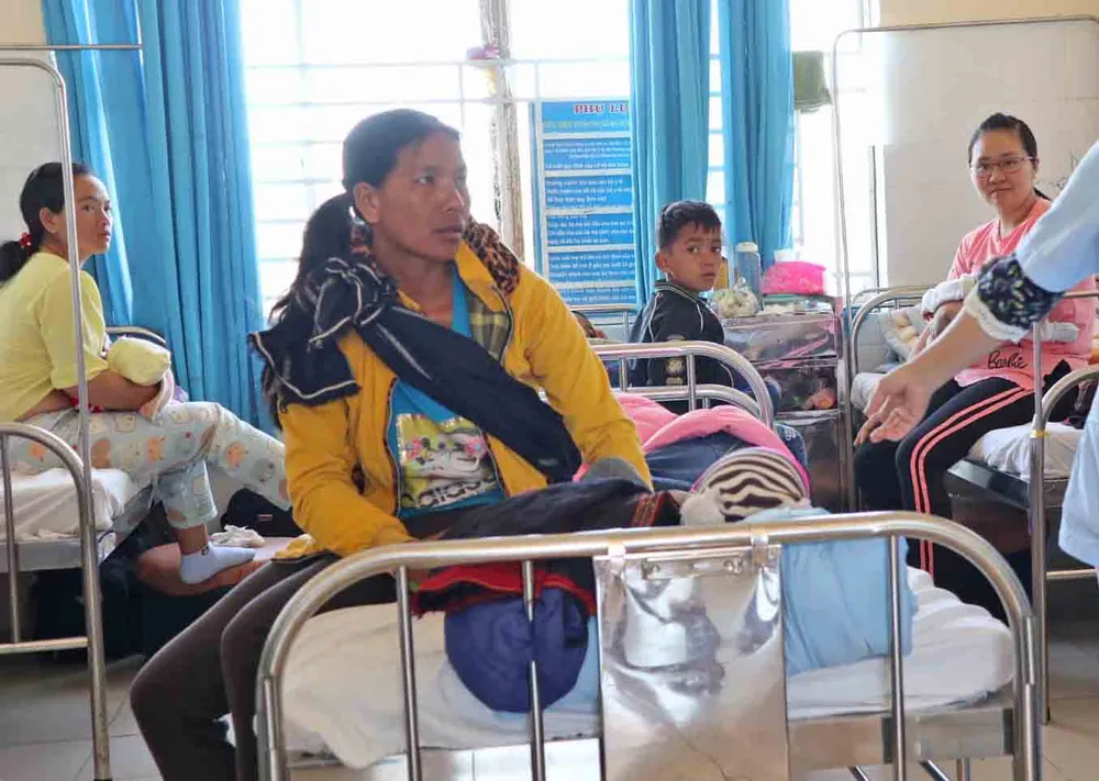 Sau bữa ăn của đoàn từ thiện, hơn 80 trẻ em phải nhập viện nghi ngộ độc ảnh 1