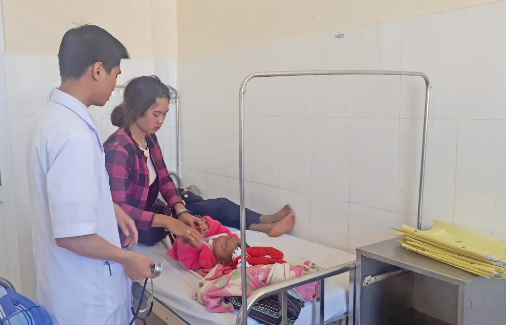 Sau khi ăn mỳ và uống sữa hơn 100 người ngộ độc  ảnh 1