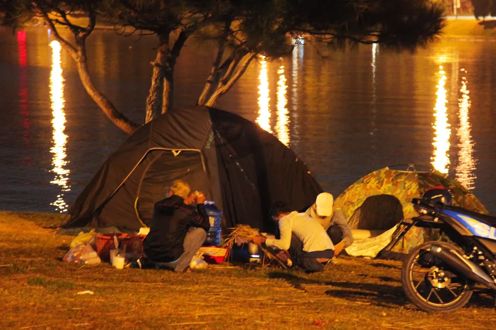Biển người đổ về trung tâm Đà Lạt, du khách dựng lều nghỉ chân ảnh 9