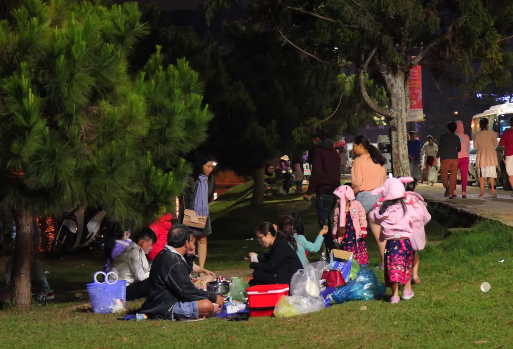 Biển người đổ về trung tâm Đà Lạt, du khách dựng lều nghỉ chân ảnh 7