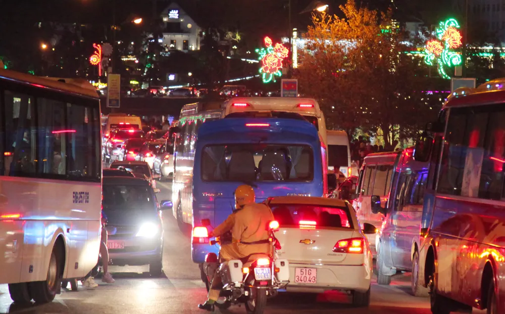 Biển người đổ về trung tâm Đà Lạt, du khách dựng lều nghỉ chân ảnh 12