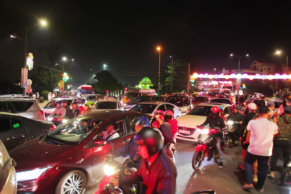 Biển người đổ về trung tâm Đà Lạt, du khách dựng lều nghỉ chân ảnh 3