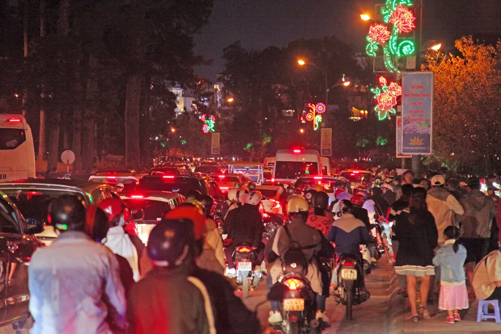 Biển người đổ về trung tâm Đà Lạt, du khách dựng lều nghỉ chân ảnh 11