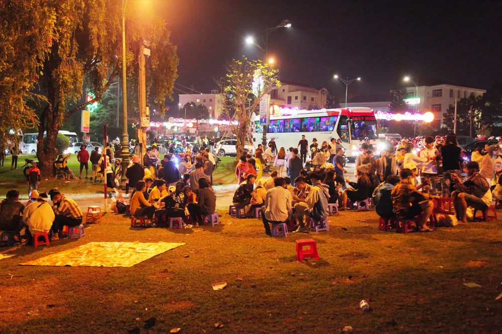 Biển người đổ về trung tâm Đà Lạt, du khách dựng lều nghỉ chân ảnh 8